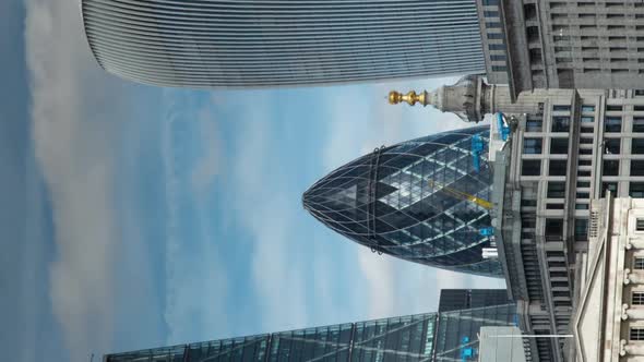 Vertical Video Timelapse of the Skyline of London alt