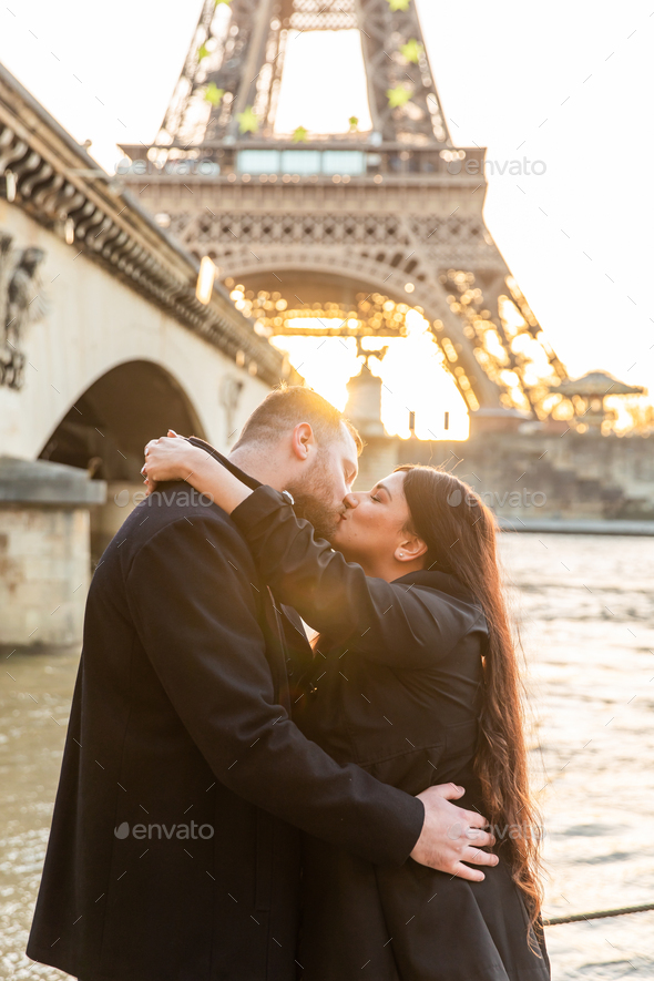 couples kissing and eiffel tower
