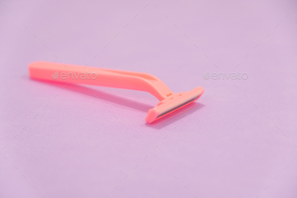 pink women\'s disposable razors .