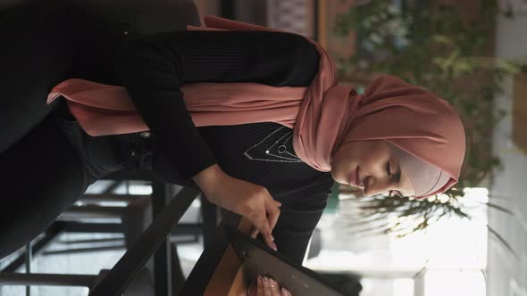 Wifi Zone Remote Network Cafe Woman Digital Tablet alt