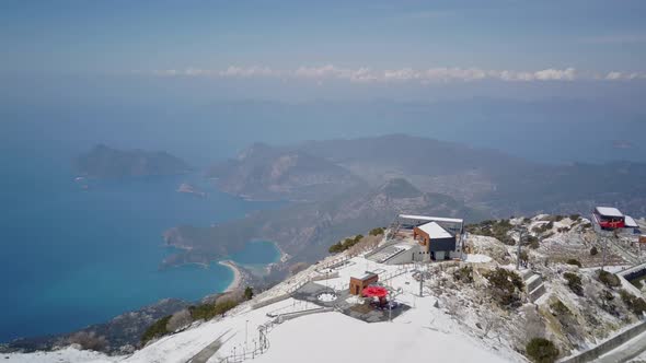 Drone view on world famous paragliding spot in Oludeniz, Fethiye, Turkey alt