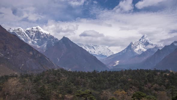 Ama Dablam and Taboche Mountains on Sunny Day. Himalaya, Nepal alt