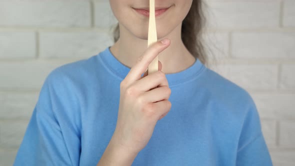 Play with a Teeth Brush alt