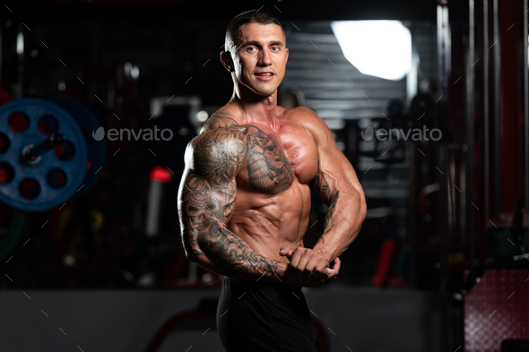 Handsome Body Builder Making Side Chest Pose Stock Photo - Image of  caucasian, beauty: 141342930