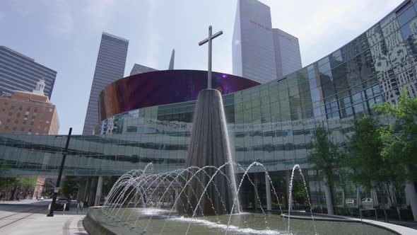 Fountain at the First Baptist Church building alt