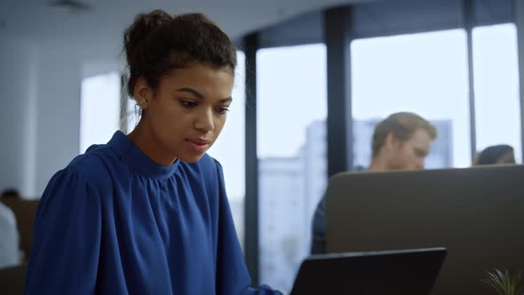 Businesswoman Working on Laptop alt