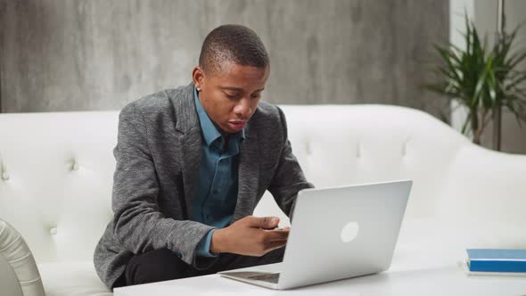 Black Private Tutor Delivers Online Lecture to Students alt