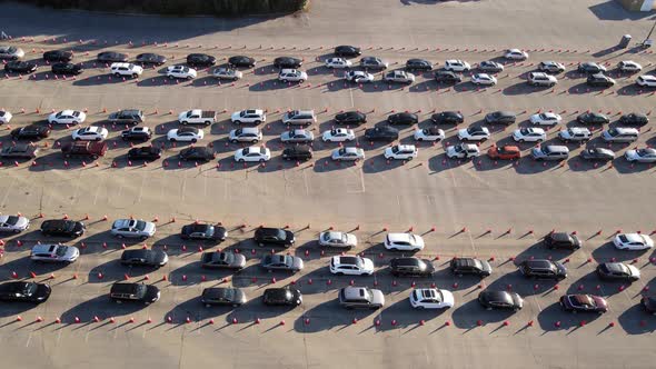 Aerial shot of cars at a testing site to receive the Coronavirus vaccine alt