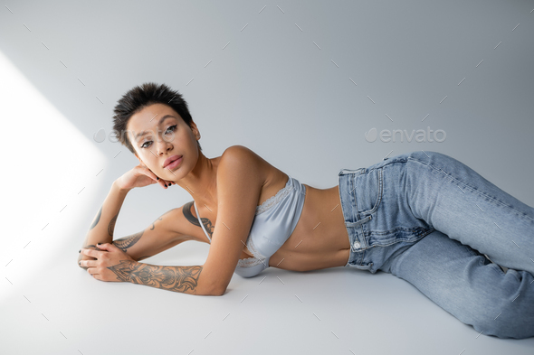 Fotografia do Stock: Beautiful woman in jeans shorts and bra