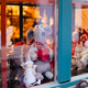 商店橱窗里的圣诞装饰品——PhotoDune待售商品