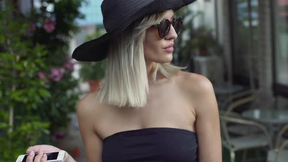 Portrait of an Attractive Smiling Young Woman in a Hat alt