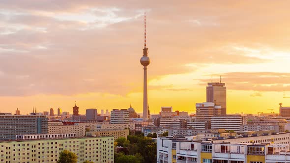 Day to Night Time Lapse of Berlin cityscape with tv tower, Berlin, Germany alt