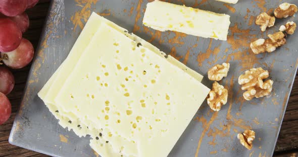 Slices of cheese with grapes and walnut alt