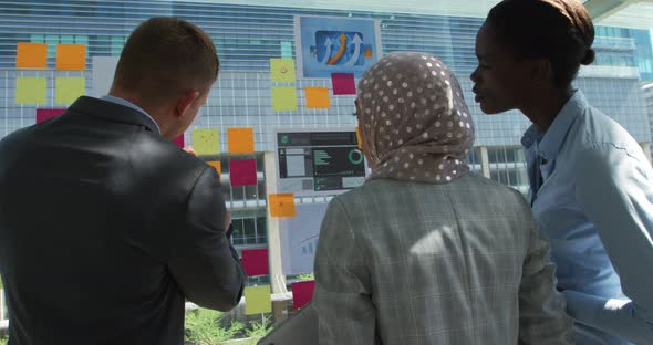 Young business people meeting in a modern office alt