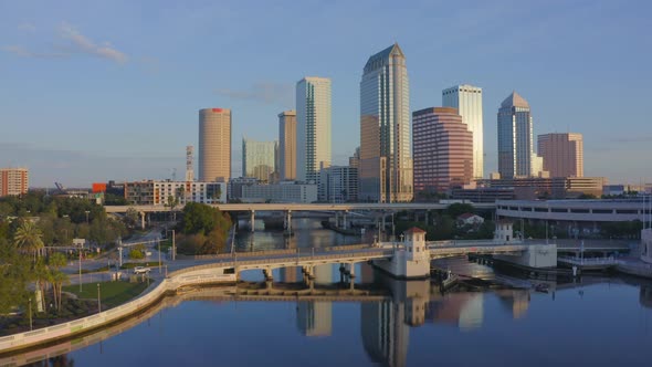 Platt Street Bridge with buildings of downtown Tampa behind alt