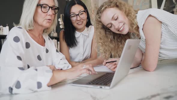 Business women at work alt