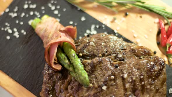 Steak with Spices on Wood alt