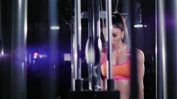 Slider Shot: Athletic Woman Trained in the Gym. Beautiful Reflections in the Frame. Female alt