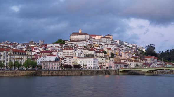 Timelapse of Coimbra at night, in Portugal alt