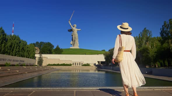 A young girl at the Motherland in the historical memorial complex on the Mamayev Kurgan alt