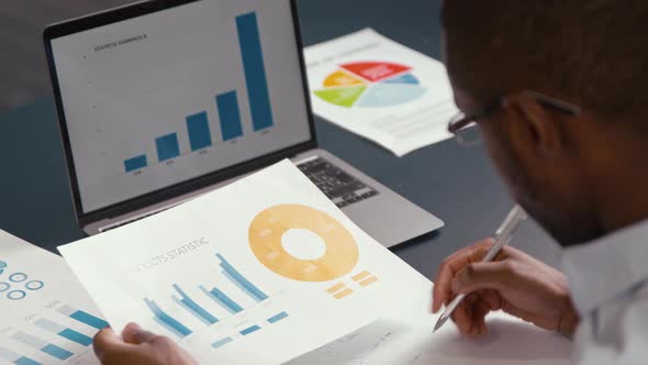 Young man working with laptop at the desk alt