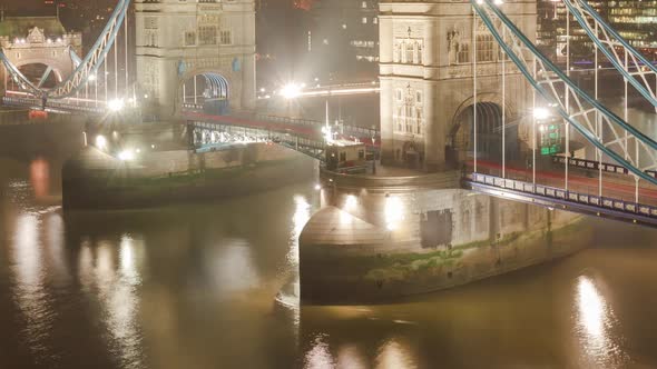 Time Lapse of the Tower Bridge in London alt