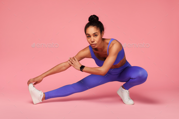Squat pose hi-res stock photography and images - Alamy