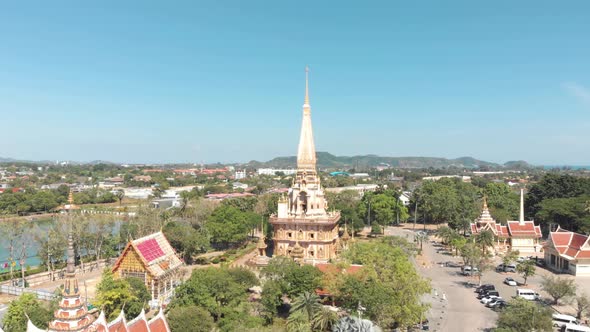Showcase view of Wat Chaiyataram biggest Buddhist temple in Phuket, Thailand alt