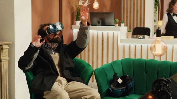 Traveler uses virtual reality technology