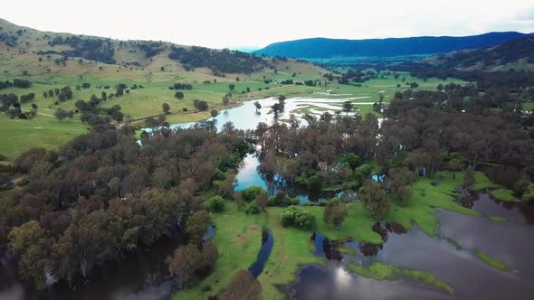 Aerial footage of the swollen floodplains of the Mitta Mitta River near where it enters Lake Hume, i alt