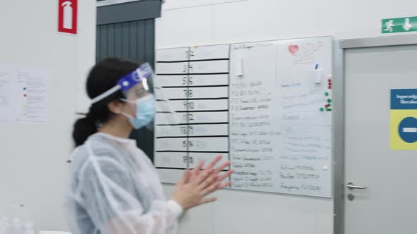 Doctors And Nurses Washing Hands alt