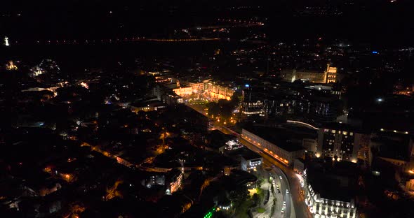Flying over column of freedom in the center of the city. St. George monument of liberty in Tbilisi alt