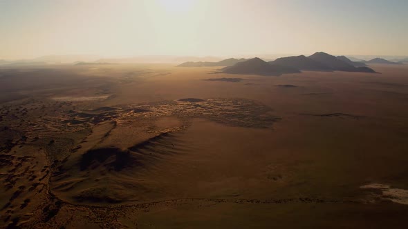 Flying over the desert in Namibia in a hot air balloon alt
