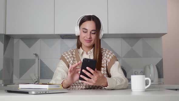 Young Surprised Caucasian Pretty Woman Looking at Smartphone alt
