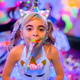可爱的小女孩在她的生日霓虹灯派对上玩得很开心PhotoDune待售商品