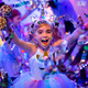 彩妆霓虹的快乐女孩在她的生日派对上玩得很开心-PhotoDune待售商品