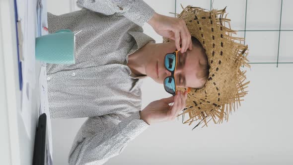 Male Office Worker is Ready for Vacations alt