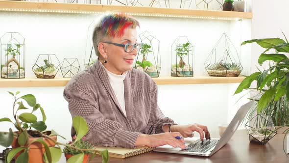 Modern Caucasian Woman 50-60 Years Old Sit Working with Laptop alt