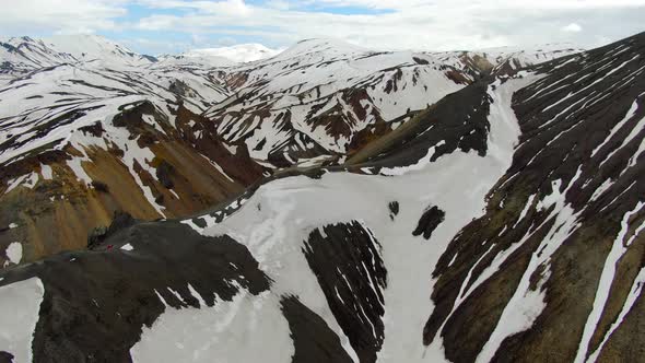 Flying over Blahnjukur (Blue Peak) volcano in Landmannalaugar region, Iceland alt