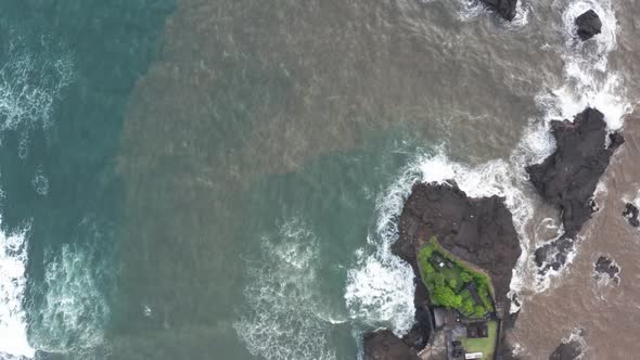 Aerial View. Aerial Drone Footage of Ocean Waves Crashing on Shore. Flying the Ocean. Giant Waves alt