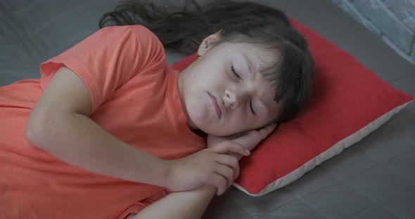 Frustrated child in the bed.  alt