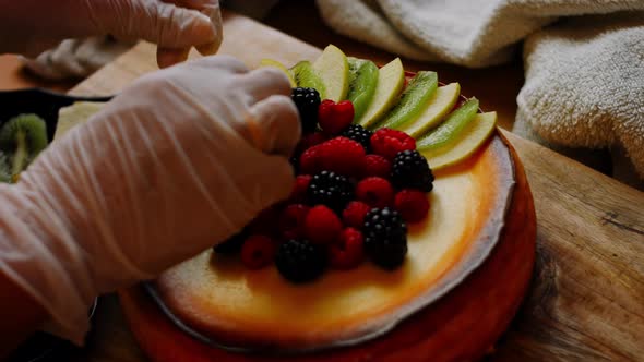 Arrange the Apple and Kiwi Slices on the Cheesekake alt