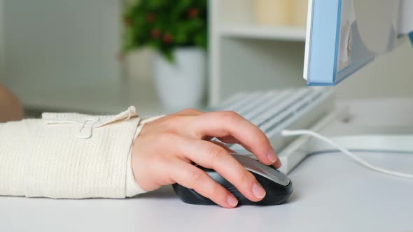 Hand Closeup Tunnel Syndrome in Humans Due to Computer Work alt