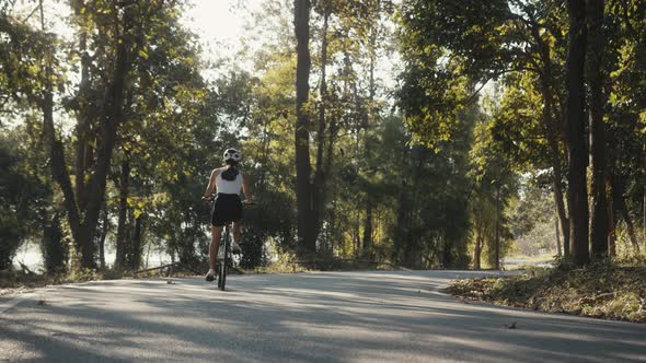 Cyclist Girl Training alt