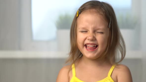 Face Little Girl Laughs alt