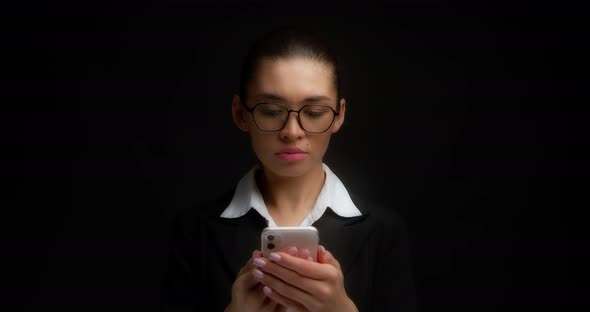 Business Woman is Upset and Offended By the Message She Read on Her Phone alt