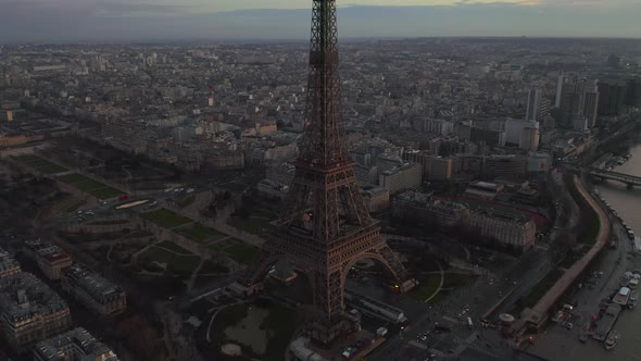 Fly Around Eiffel Tower alt