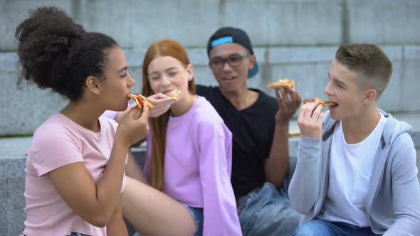 Young Multiethnic Friends Laughing and Enjoying Pizza in Good Company, Mood alt