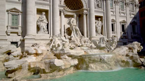 Trevi Fountain in Rome , Italy alt