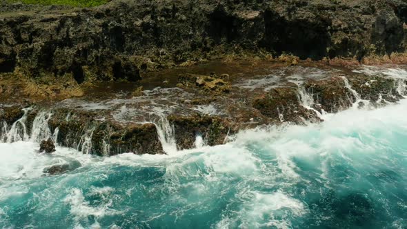 Ocean with Waves Crashing on the Shore alt